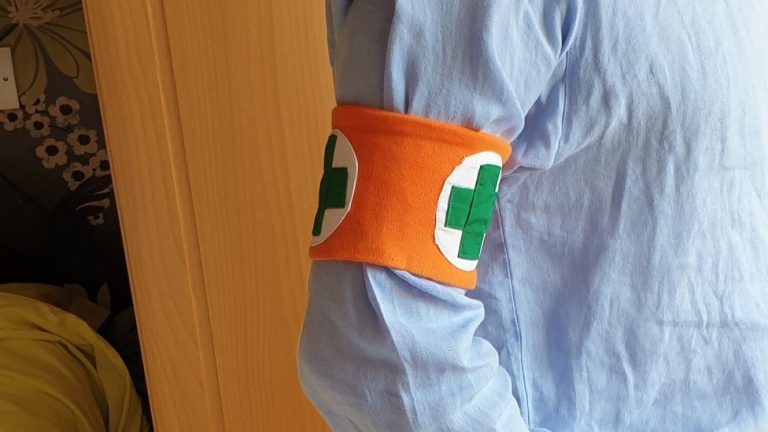 Man Calls for Introduction of Arm Bands That Show Wearer Has Weakened Immune System and Would Like to Keep Distance