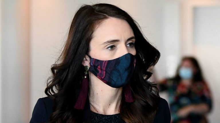 Der jüngste Beweis dafür, dass Masken nicht funktionieren: Infektionen und Todesfälle im maskenpflichtigen Neuseeland steigen höher als im maskenfreien Australien