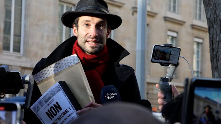 Vaccinated Doctors Among 1.2 MILLION to Sign Petition to French National Assembly Protesting Vaccine Passports as Major Attack on Rule of Law