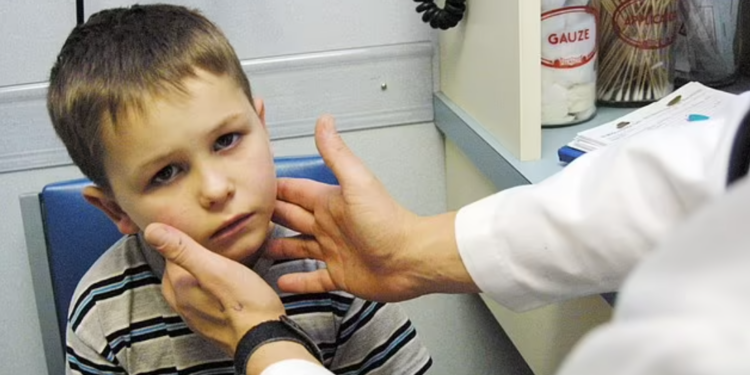 Experten warnen, dass Kinder aufgrund ihres geschwächten Immunsystems mit bis zu drei Viren auf einmal infiziert werden