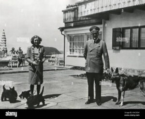 hitler-und-ava-braun-mit-ihren-hunden-bei-berchtesgaden-ca-1937-1943-braun-und-hitler-blieb-ein-paar-fur-13-jahre-von-1932-1945-bsloc-2015-13-61-kwc3dw.jpg