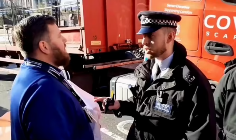 Police Refuse to Clear Roads Blocked by Eco-Loon Protestors While Threatening With Arrest Motorists Who Do it Themselves
