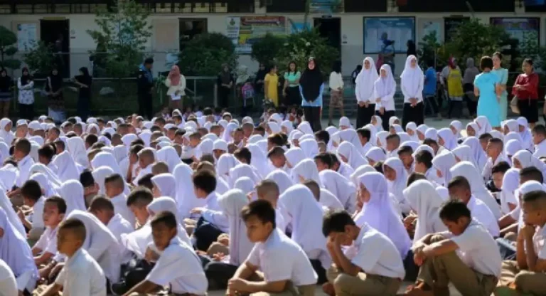 Norwegian Headteacher Shamed For Trying to Get Muslim Student to Shake Her Hand