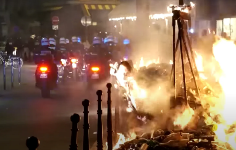 France Burns Because a Police Officer Shot a Suspect Who Tried to Flee