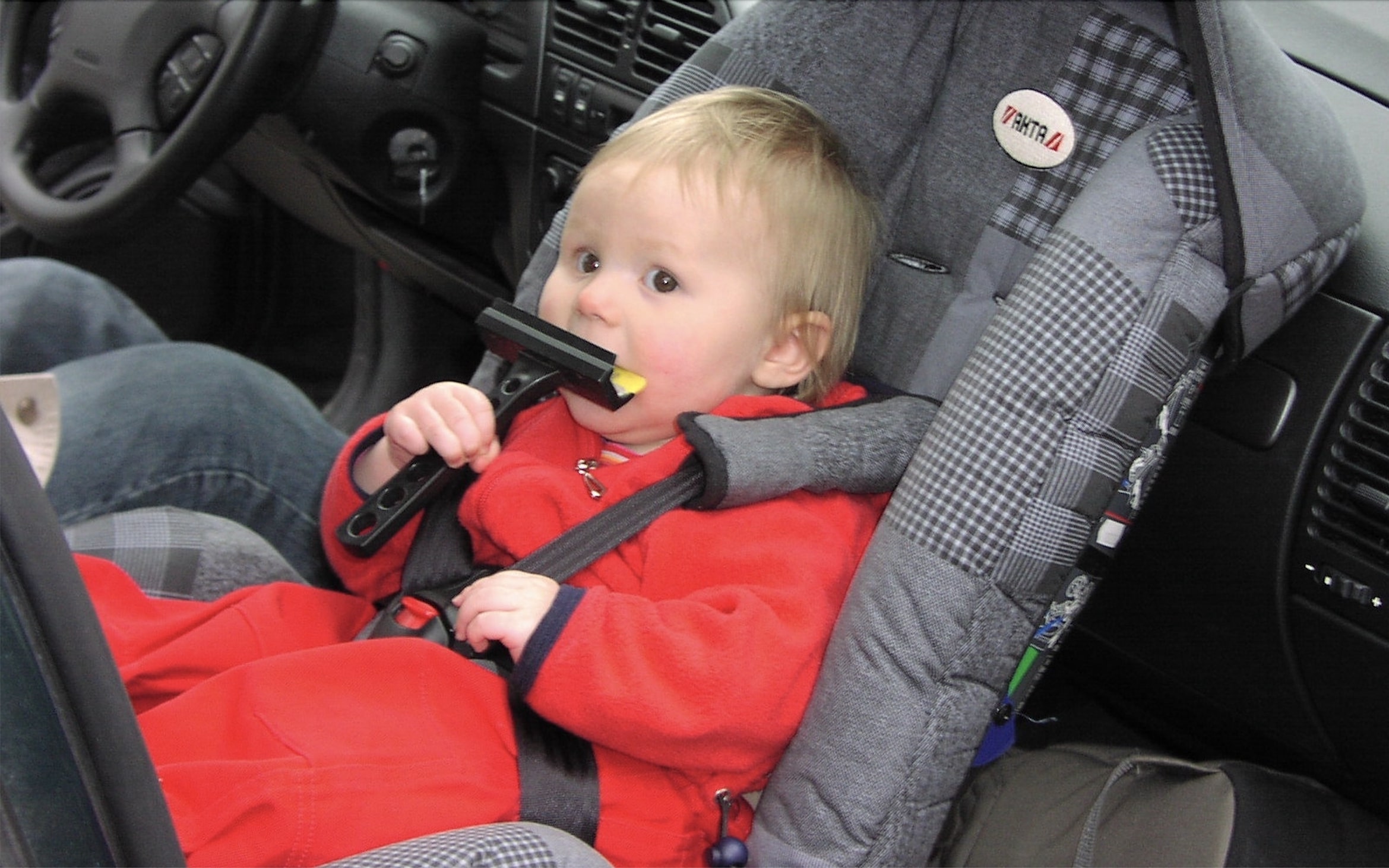 Машина на первого ребенка. Детское кресло в машину. Детское автокресло в машине. Детское кресло на переднем сиденье. Ребенок в детском кресле.