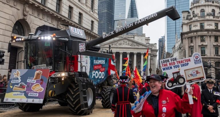 Defiant Farmers Threaten Port and Supermarket Disruption