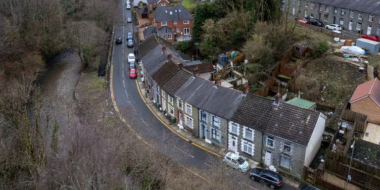 Guardian: Floodplain Homes Next to River in Rainy Welsh Valley Abandoned “Due to Climate Change”