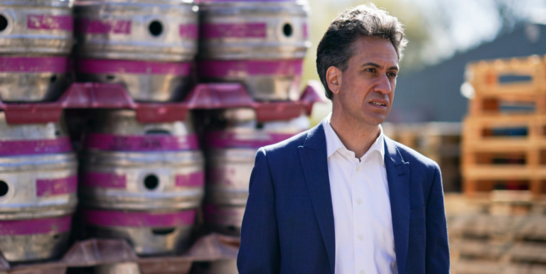 Serve Warmer Beer to Save on Bills, Miliband Tells Pubs