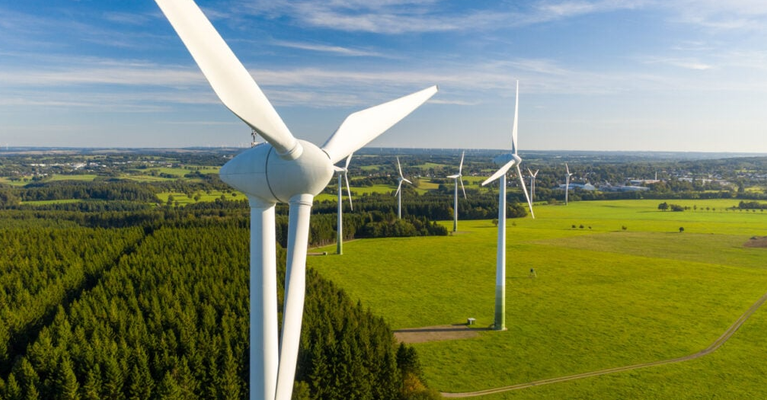 Giant Wind Turbines Risk Leaving Britain Blind to Russian Jets, Says MoD